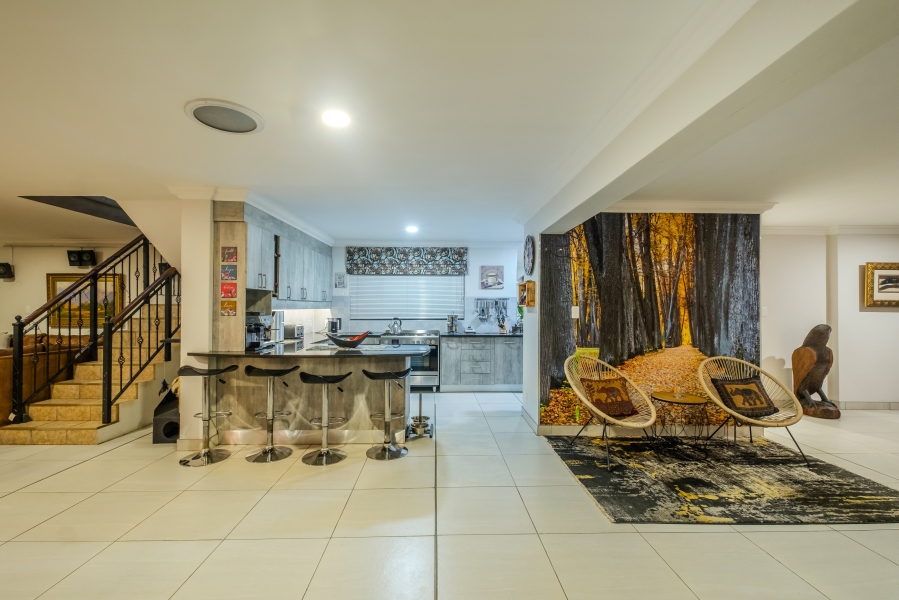 5 Bedroom Property for Sale in Faerie Glen Gauteng