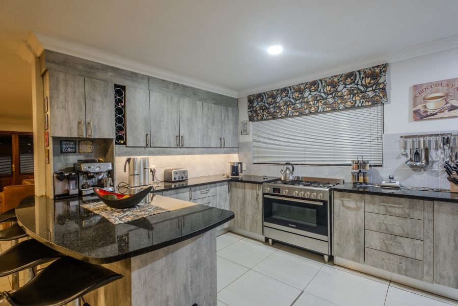 5 Bedroom Property for Sale in Faerie Glen Gauteng