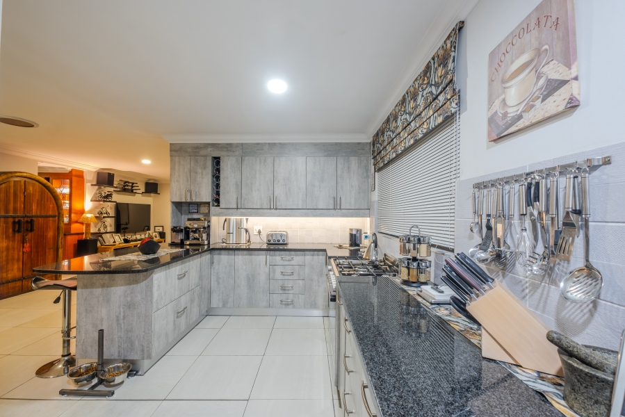 5 Bedroom Property for Sale in Faerie Glen Gauteng