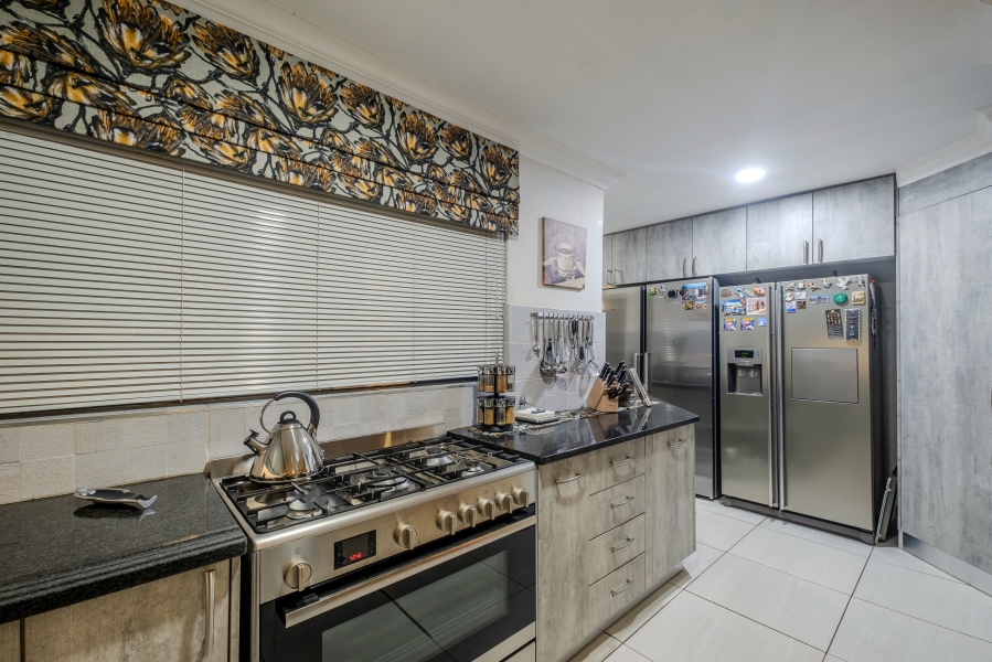 5 Bedroom Property for Sale in Faerie Glen Gauteng