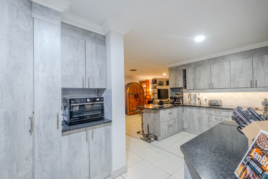 5 Bedroom Property for Sale in Faerie Glen Gauteng