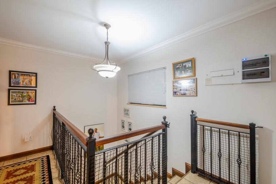 5 Bedroom Property for Sale in Faerie Glen Gauteng