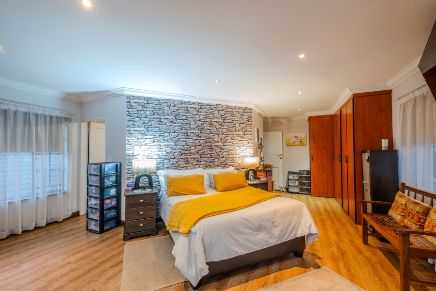 5 Bedroom Property for Sale in Faerie Glen Gauteng