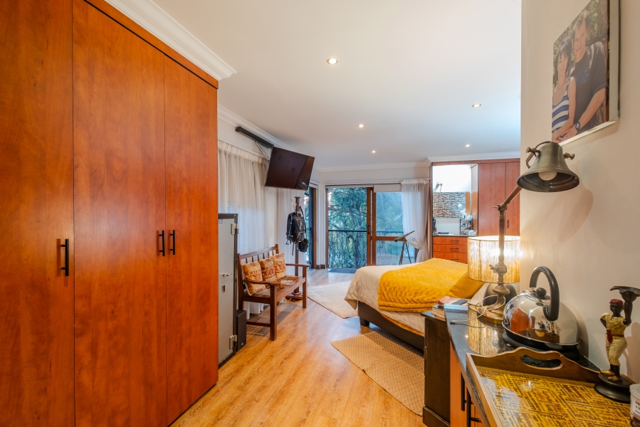 5 Bedroom Property for Sale in Faerie Glen Gauteng