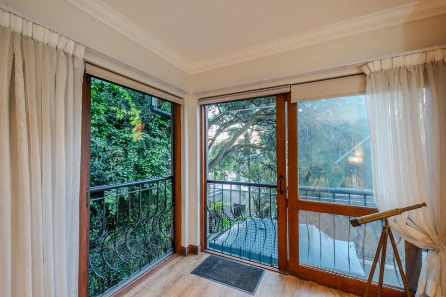 5 Bedroom Property for Sale in Faerie Glen Gauteng