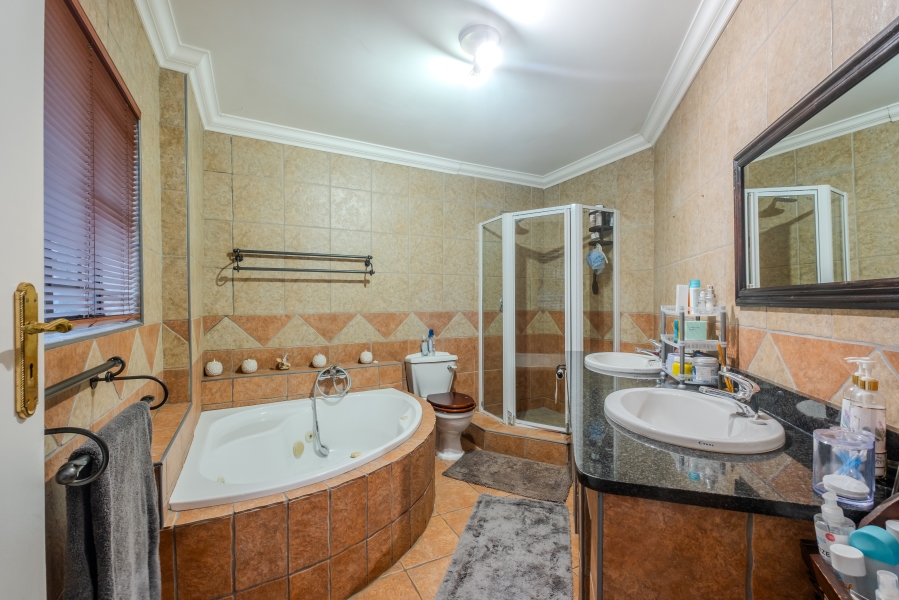 5 Bedroom Property for Sale in Faerie Glen Gauteng