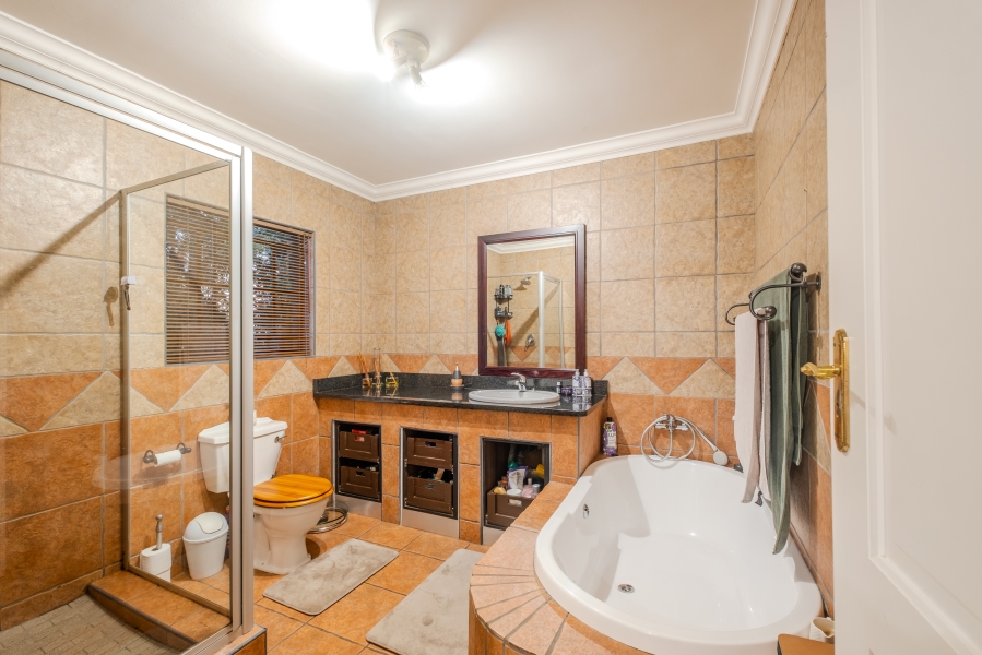5 Bedroom Property for Sale in Faerie Glen Gauteng