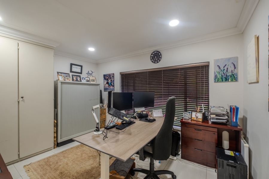 5 Bedroom Property for Sale in Faerie Glen Gauteng