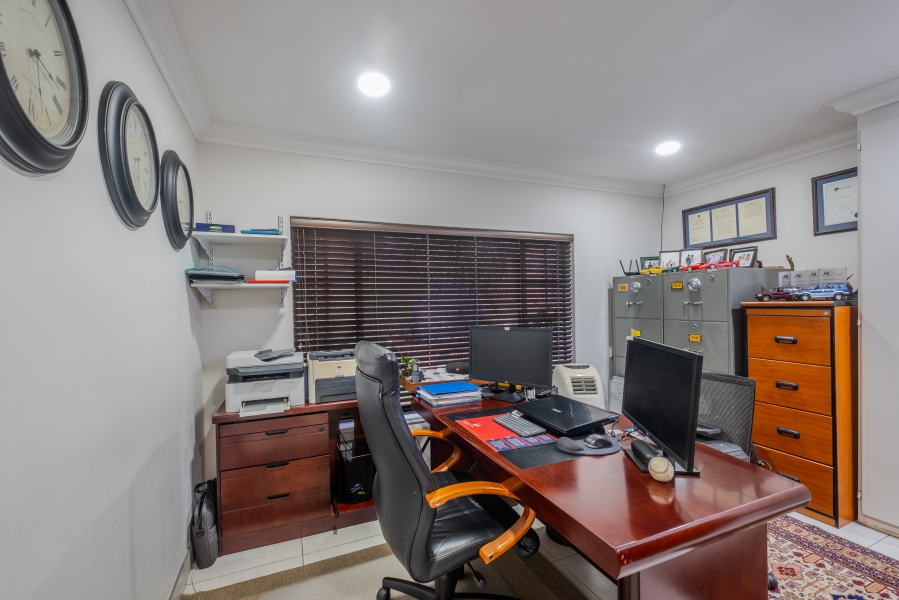 5 Bedroom Property for Sale in Faerie Glen Gauteng