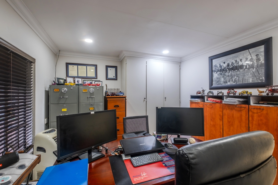5 Bedroom Property for Sale in Faerie Glen Gauteng