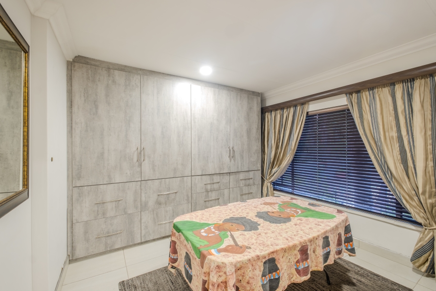 5 Bedroom Property for Sale in Faerie Glen Gauteng