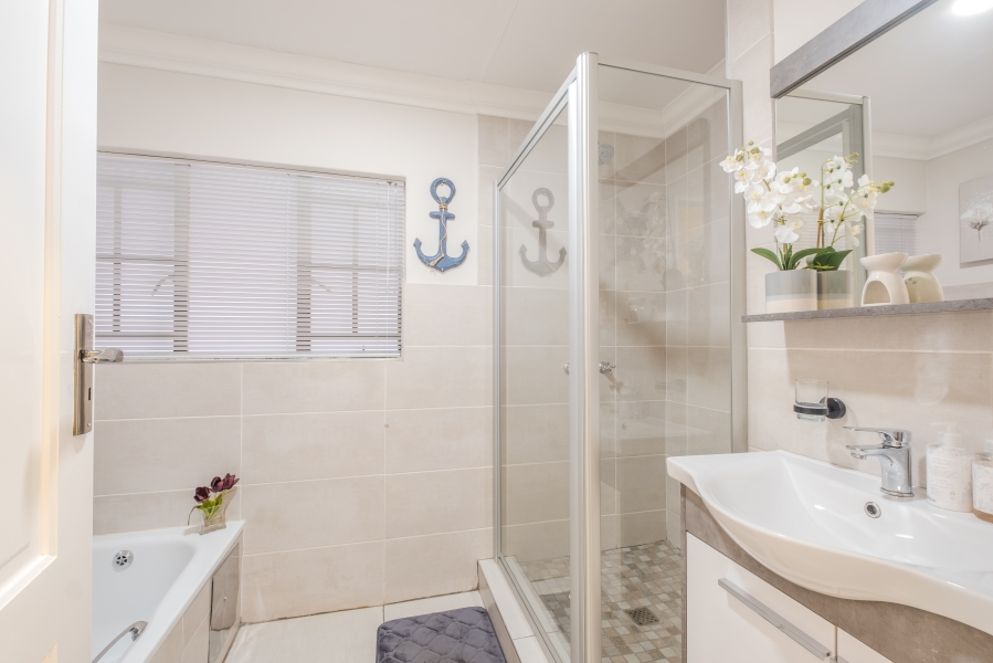5 Bedroom Property for Sale in Faerie Glen Gauteng