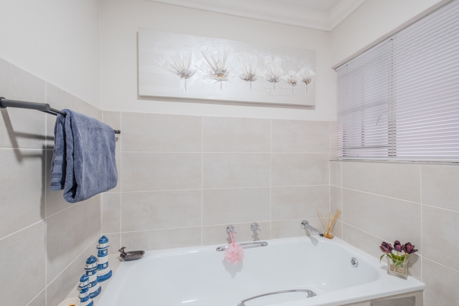 5 Bedroom Property for Sale in Faerie Glen Gauteng