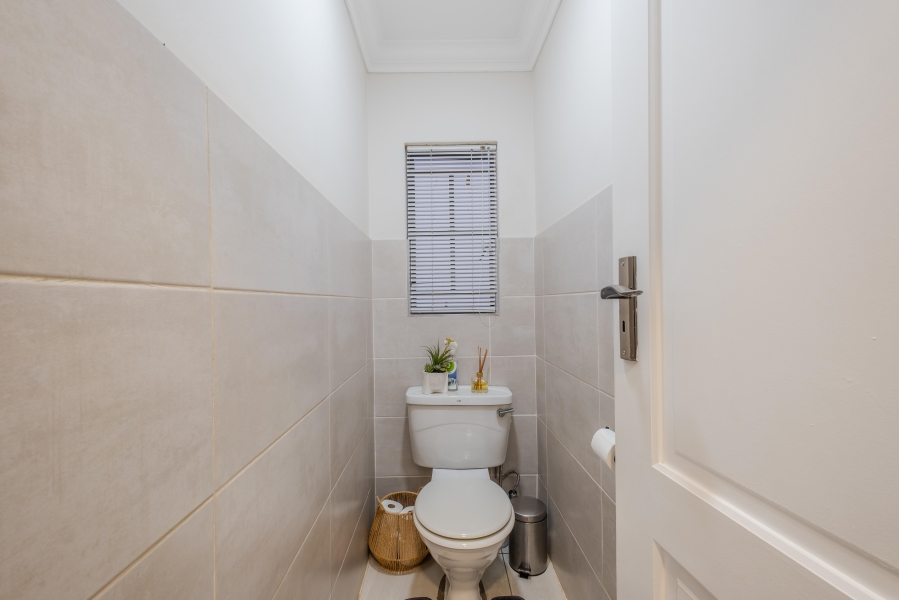 5 Bedroom Property for Sale in Faerie Glen Gauteng