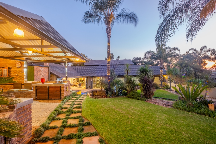 5 Bedroom Property for Sale in Faerie Glen Gauteng