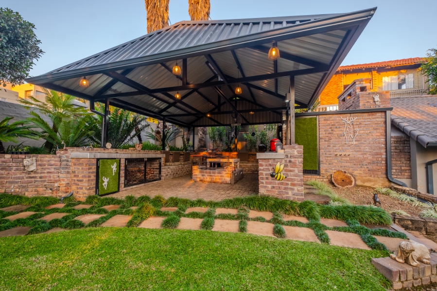 5 Bedroom Property for Sale in Faerie Glen Gauteng