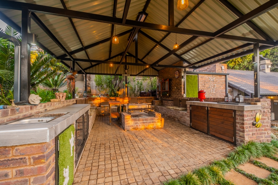 5 Bedroom Property for Sale in Faerie Glen Gauteng