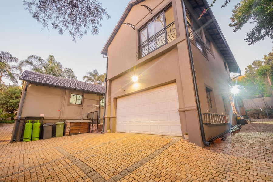 5 Bedroom Property for Sale in Faerie Glen Gauteng