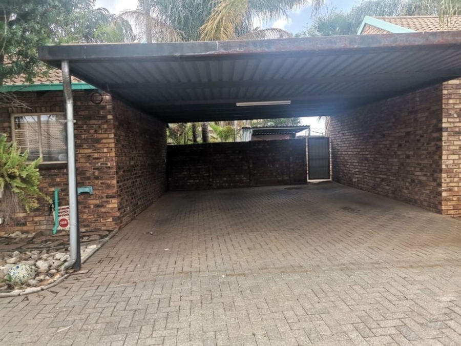 2 Bedroom Property for Sale in The Orchards Gauteng