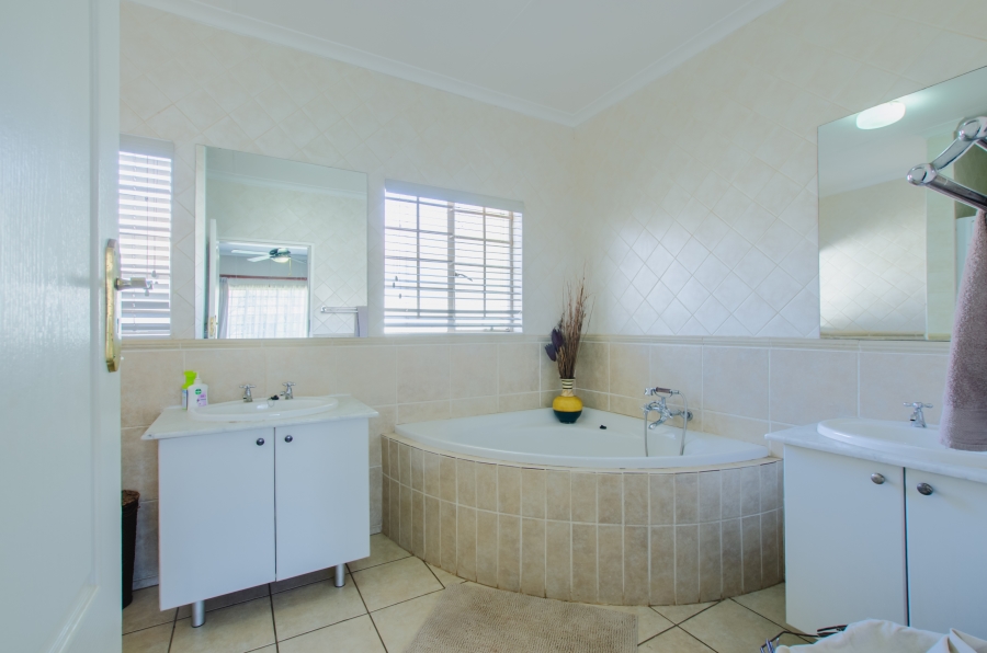 3 Bedroom Property for Sale in Eldoraigne Gauteng