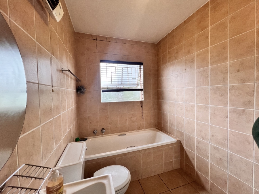 2 Bedroom Property for Sale in Vorna Valley Gauteng