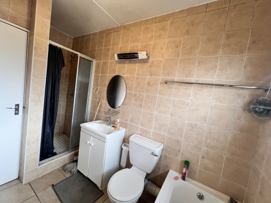 2 Bedroom Property for Sale in Vorna Valley Gauteng
