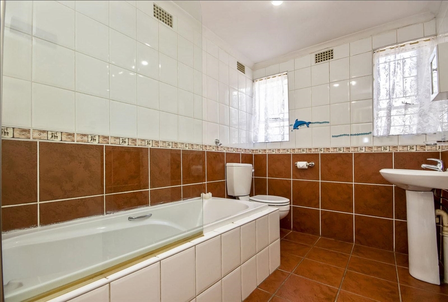 To Let 2 Bedroom Property for Rent in Linden Gauteng
