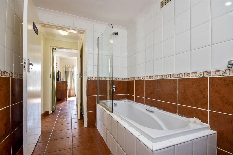 To Let 2 Bedroom Property for Rent in Linden Gauteng