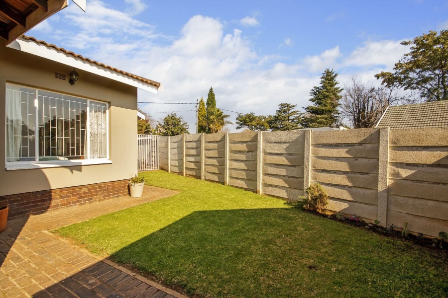 To Let 2 Bedroom Property for Rent in Linden Gauteng