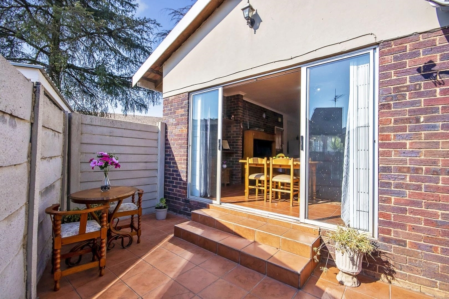 To Let 2 Bedroom Property for Rent in Linden Gauteng