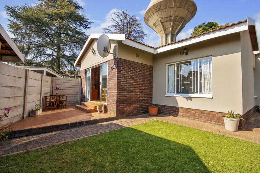To Let 2 Bedroom Property for Rent in Linden Gauteng