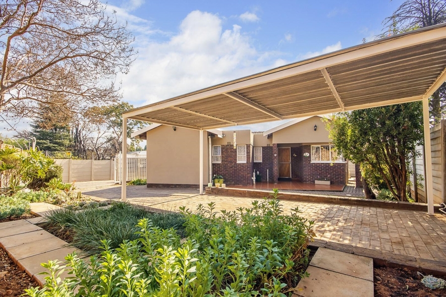 To Let 2 Bedroom Property for Rent in Linden Gauteng