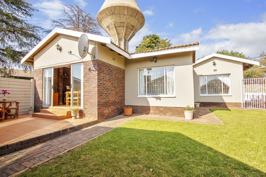 To Let 2 Bedroom Property for Rent in Linden Gauteng
