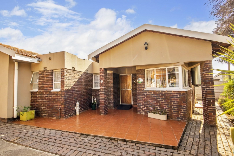 To Let 2 Bedroom Property for Rent in Linden Gauteng