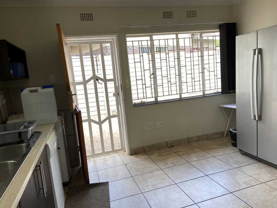 To Let 4 Bedroom Property for Rent in Linden Gauteng