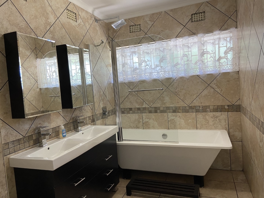 To Let 4 Bedroom Property for Rent in Linden Gauteng