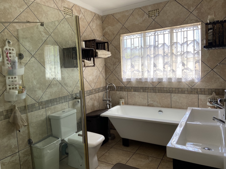 To Let 4 Bedroom Property for Rent in Linden Gauteng