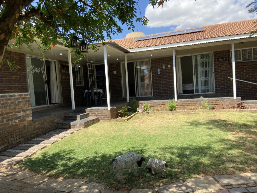 To Let 4 Bedroom Property for Rent in Linden Gauteng