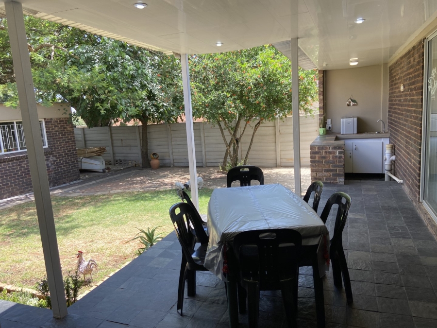 To Let 4 Bedroom Property for Rent in Linden Gauteng
