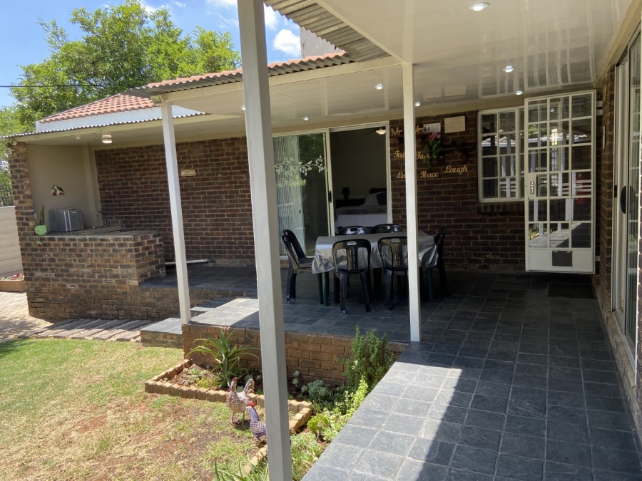 To Let 4 Bedroom Property for Rent in Linden Gauteng