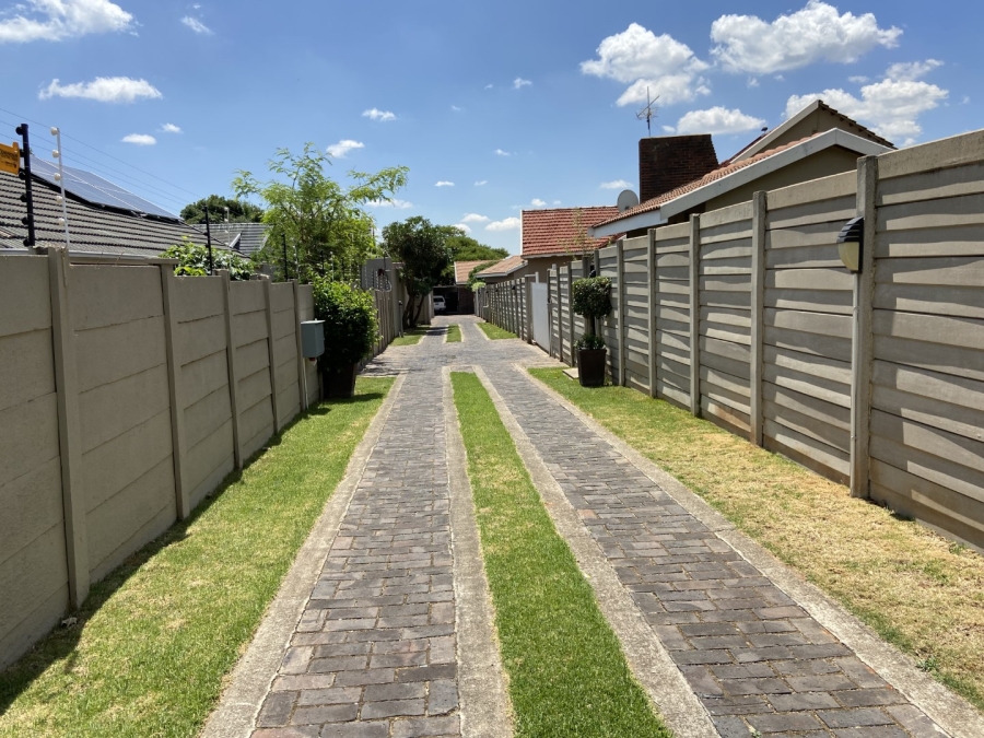 To Let 4 Bedroom Property for Rent in Linden Gauteng