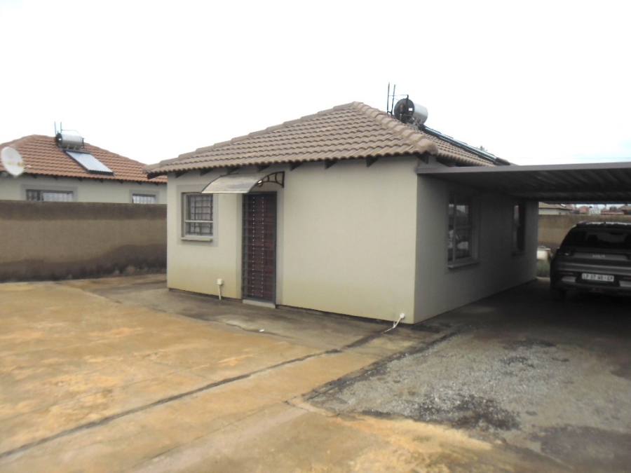 2 Bedroom Property for Sale in Lufhereng Gauteng