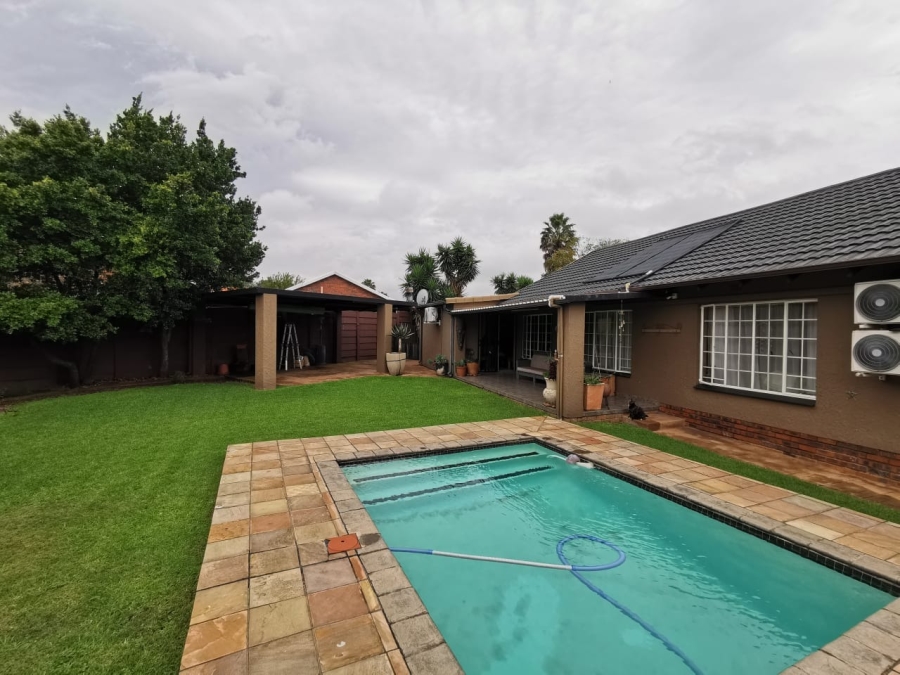 3 Bedroom Property for Sale in Verwoerdpark Gauteng