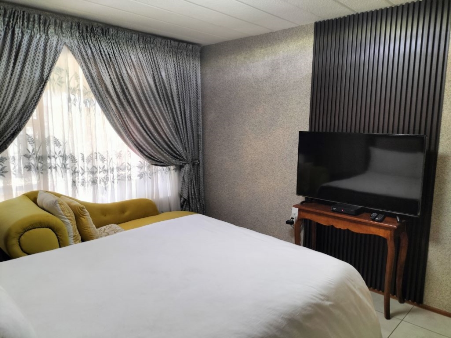 2 Bedroom Property for Sale in Florida Lake Gauteng