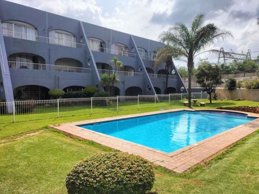 2 Bedroom Property for Sale in Florida Lake Gauteng