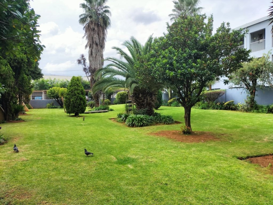 2 Bedroom Property for Sale in Florida Lake Gauteng