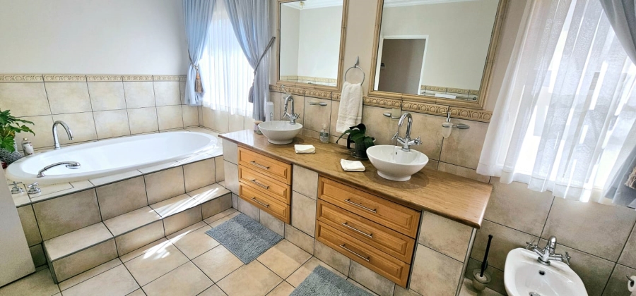 5 Bedroom Property for Sale in Waterkloof Ridge Gauteng