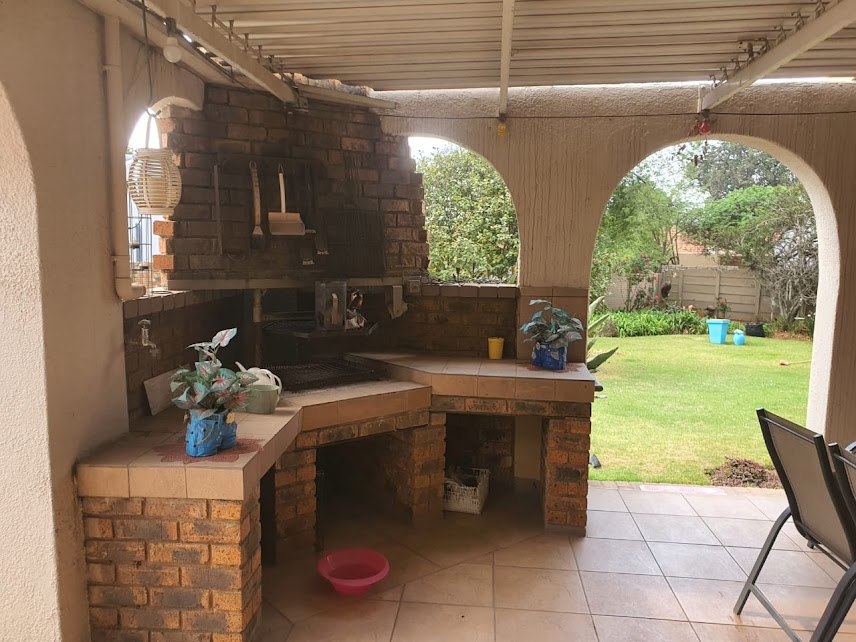4 Bedroom Property for Sale in Glen Marais Gauteng