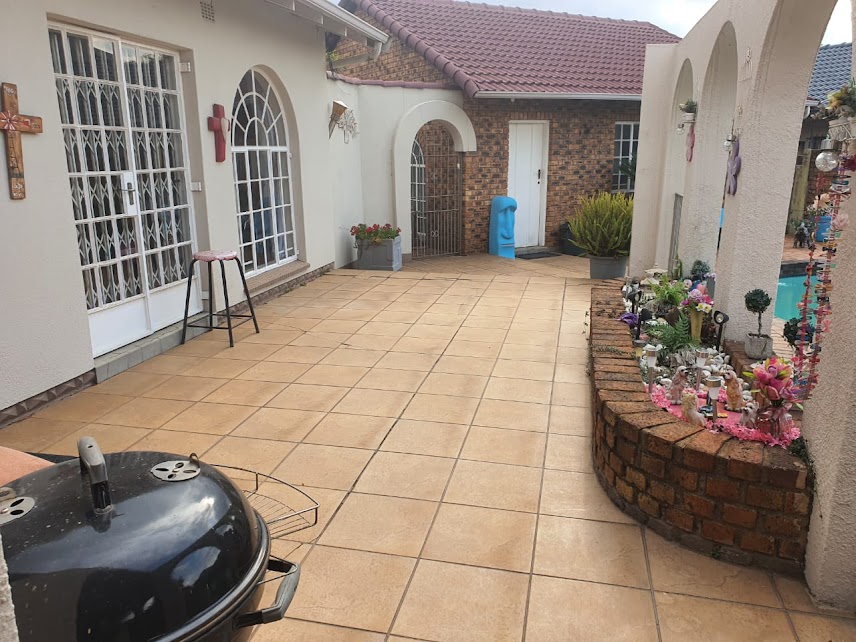 4 Bedroom Property for Sale in Glen Marais Gauteng