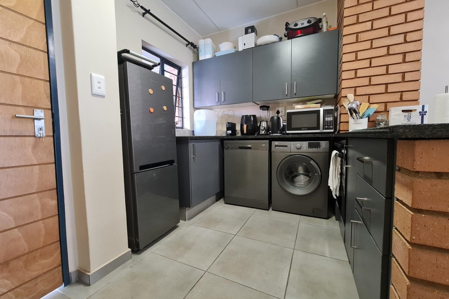 To Let 2 Bedroom Property for Rent in Vorna Valley Gauteng